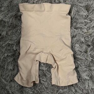 Skims seamless sculpt sand shapewear shorts size small new without box